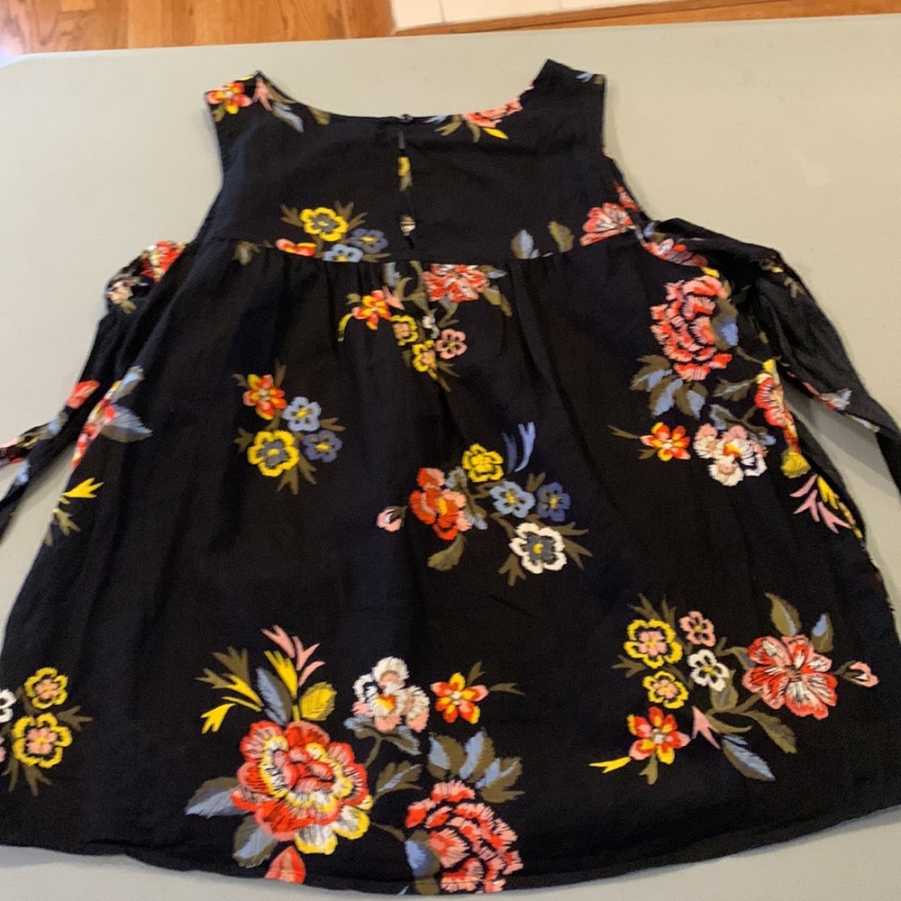Old Navy women’s blouses 2 (1 yellow & 1 black) - Picture 4 of 12
